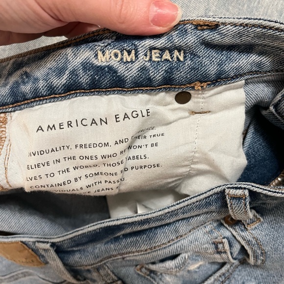 American Eagle Outfitters distressed mom jeans Light Blue Denim size 10 - Picture 6 of 7